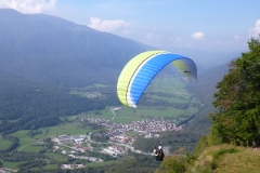 Katie-Sykes-3rd-place-female-launches-into-the-Kobarid-Valley-photo-A-Webster